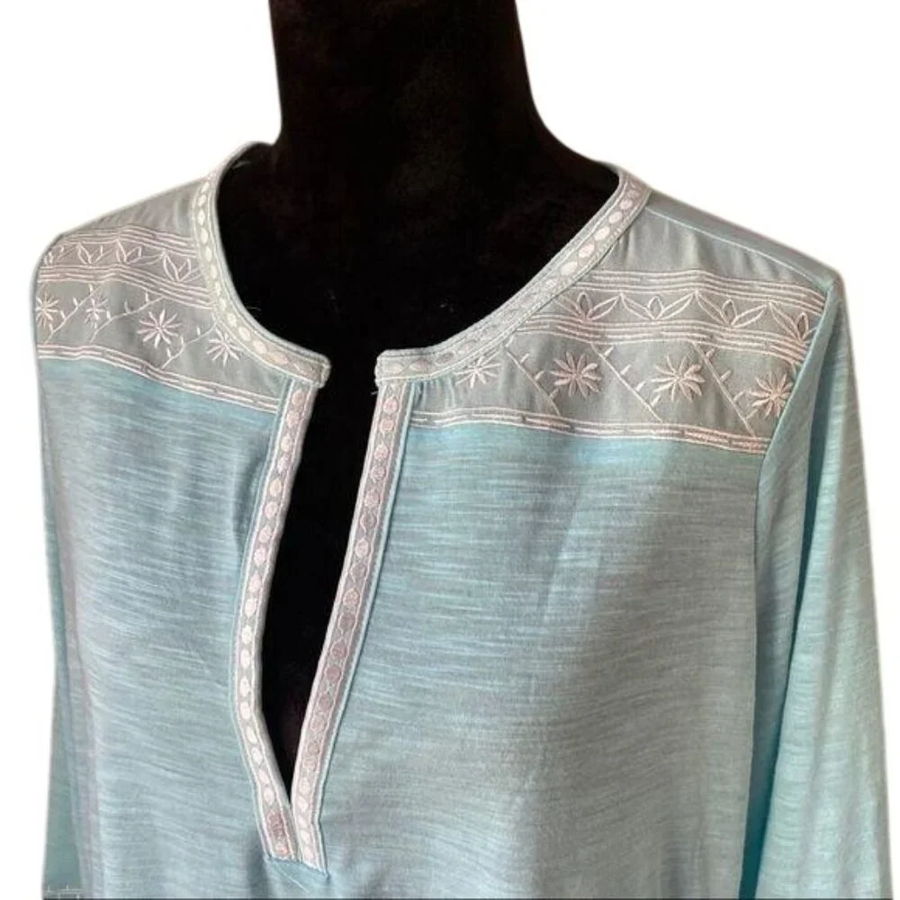 Urban Outfitters small Embroidered 3/4 Sleeve Top V Neck EUC - Picture 8 of 8